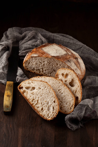 Pão caseiro fresco em estilo rústico
 - Foto, Imagem