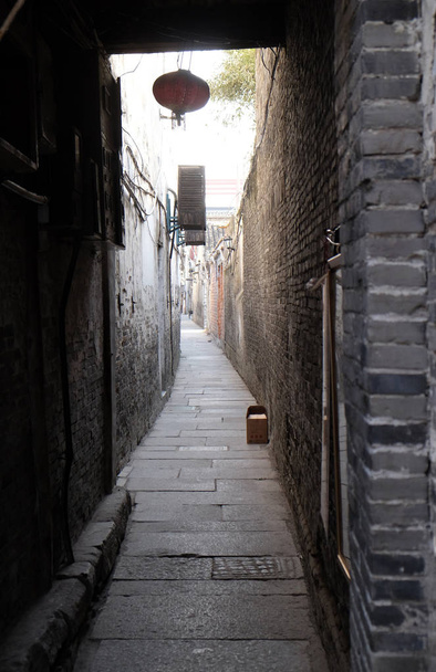 Вузький вуличку в китайське води селі Xitang. Це один з шести призначення древнє місто, розташоване в провінції Чжецзян, Китай. - Фото, зображення
