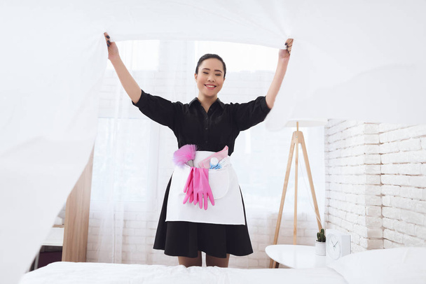 Genç Asyalı hizmetçi evde yatak değiştirme - Fotoğraf, Görsel