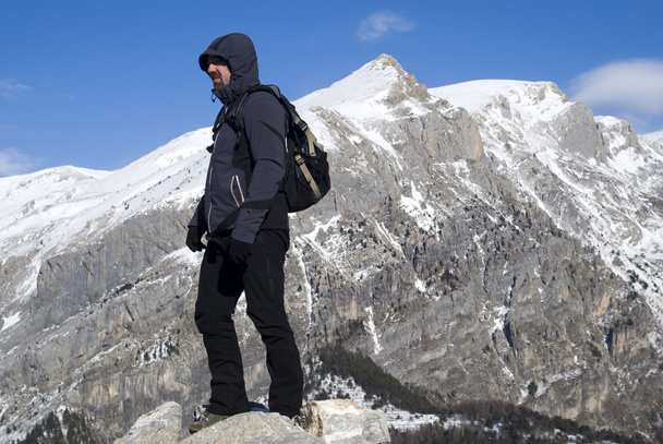 Турист на вершине горы
 - Фото, изображение