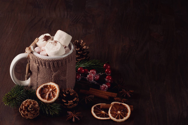 Gorący napój czekoladowy z pianką na zimno. Boże Narodzenie i nowy rok uroczystości koncepcja z miejsca kopii - Zdjęcie, obraz
