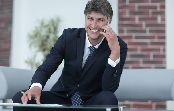 portrait of a successful businessman with a smartphone - Foto, afbeelding