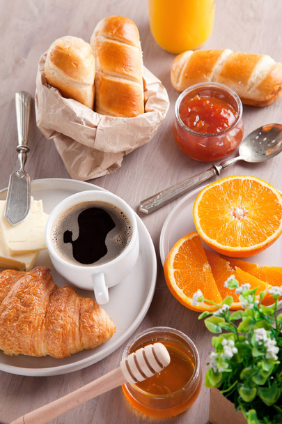 Ontbijt met koffie, jus d'orange en croissant. Bovenaanzicht - Foto, afbeelding
