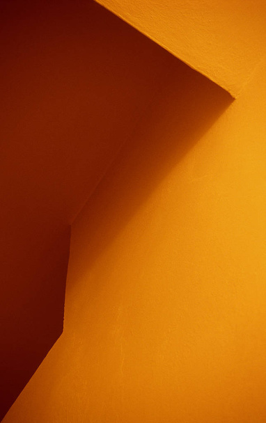 Detail van kleurenfotografie detailniveau van de moderne architectuur. Lange blootstelling nachtfotografie van curven, lichten en schaduwen in modern gebouw. - Foto, afbeelding