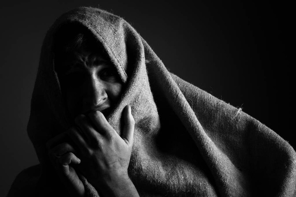 Zblízka portrétní izolované zoufalý strach člověka. Černobílý obrázek - Fotografie, Obrázek