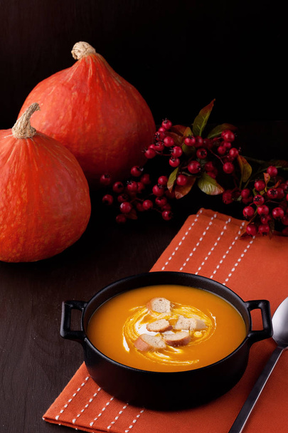 新鮮なカボチャのスープ。季節の健康食品の概念 - 写真・画像