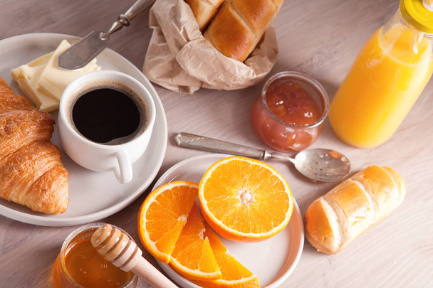 Frühstück mit Kaffee, Orangensaft und Croissant. Ansicht von oben - Foto, Bild