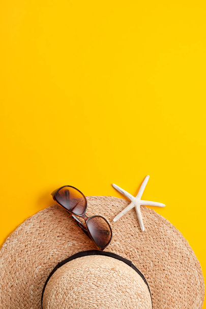 Концепція літніх канікул плоска. Вид зверху на пляжні аксесуари. Простір для тексту. подорожі
 - Фото, зображення
