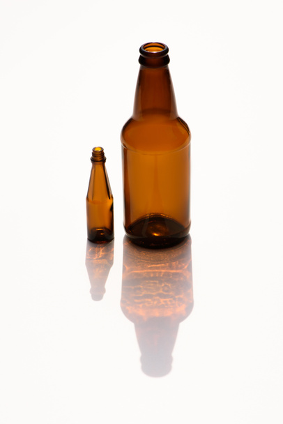 vista de perto de garrafas de vidro vazias no fundo branco
 - Foto, Imagem