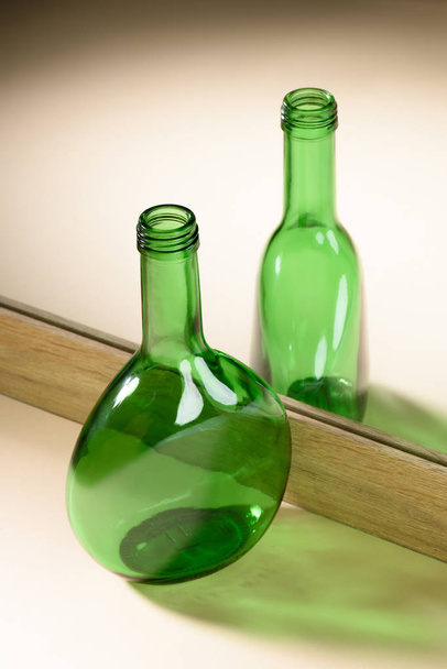 vista de cerca de la reflexión botella de vidrio verde en el espejo
 - Foto, Imagen