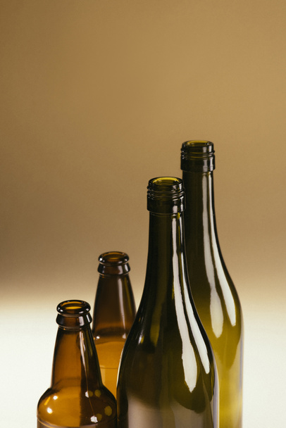 vista de perto de garrafas de vidro vazias em backrop escuro
 - Foto, Imagem