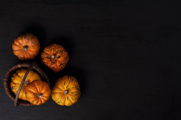 木製の背景にオレンジ色のカボチャの平面図です。ハロウィーン、サンクスギビング、秋収穫コピー スペース コンセプト - 写真・画像