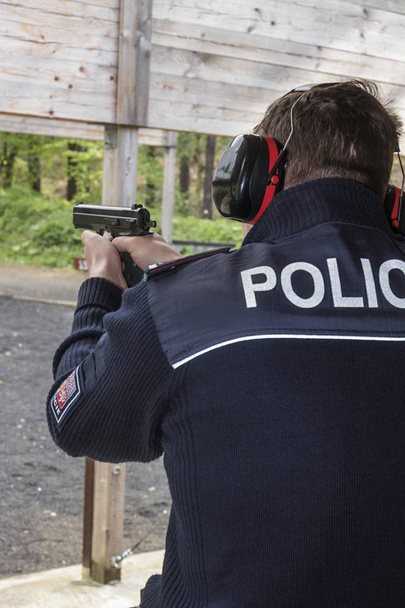 Tir Les policiers tirent du pistolet à la cible
 - Photo, image