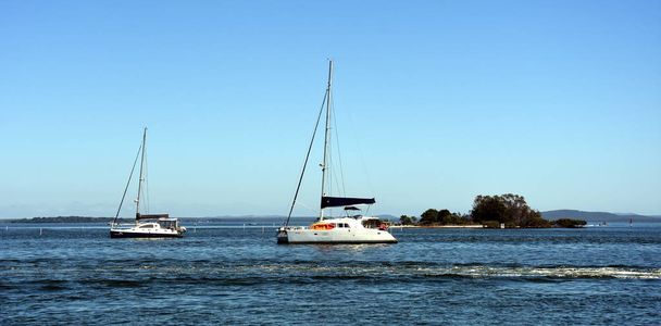 Jachtok a víz katonák pont melyik elosztjuk a keleti és nyugati medencék Port Stephens. Katonák Point Marina biztosítja a tökéletes hub a jachtok. - Fotó, kép