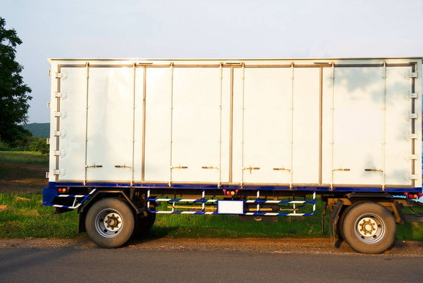 camions porte-conteneurs Logistique par camion cargo sur la route
 . - Photo, image
