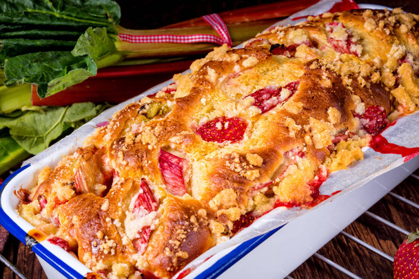 a tasty strawberry rhubarb yeast cake - Foto, immagini