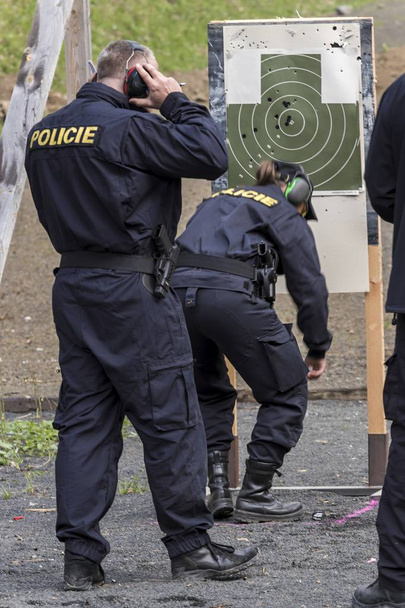 撮影の警察官を対象に銃から撮影します。 - 写真・画像