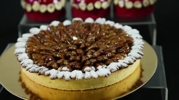 Πανόραμα από σπιτικά κέικ μπισκότο με επικάλυψη με αμύγδαλα για Γαλλικά επιδόρπια σοκολάτας - Πλάνα, βίντεο