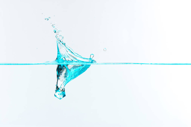 Beautiful and cool splashes of water from falling into it blue t - Фото, изображение