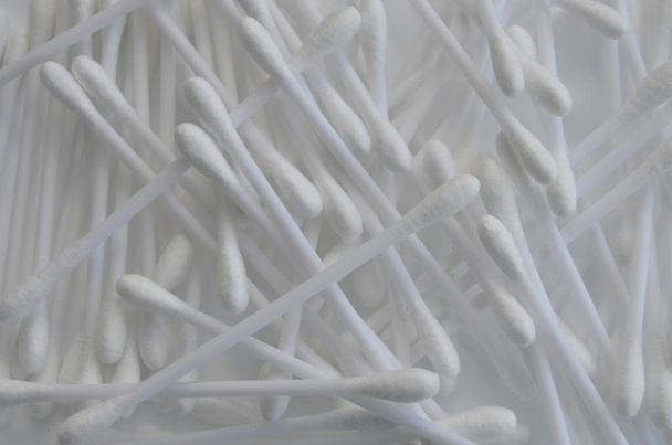 Pilha de botões de algodão branco
 - Foto, Imagem