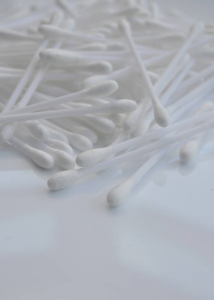 Bílé bavlněné tampóny na bílých dlaždicích - Fotografie, Obrázek