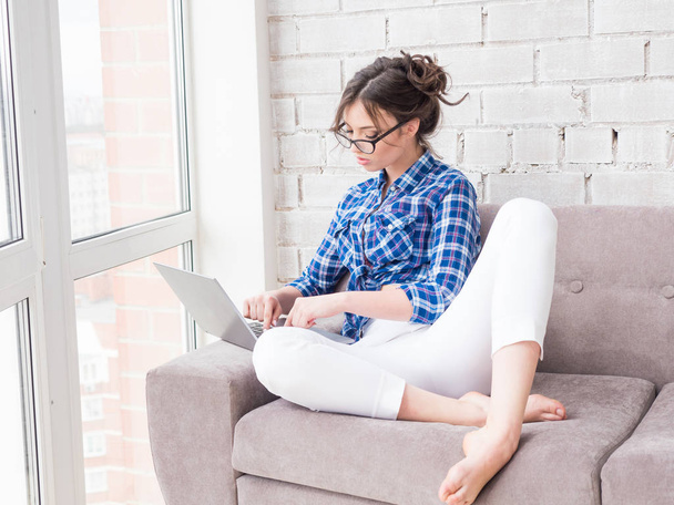 Üzletasszony gépelés laptopon munkahelyi nő dolgozik otthoni irodai kézi billentyűzet. - Fotó, kép