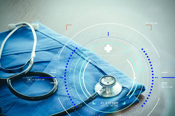 Stetoskop ile mavi doktor ceket üzerine sığ D ile ahşap masa - Fotoğraf, Görsel
