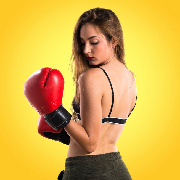 Menina adolescente com luvas de boxe
 - Foto, Imagem