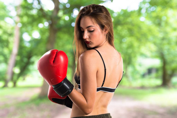Teini tyttö nyrkkeily käsineet
 - Valokuva, kuva