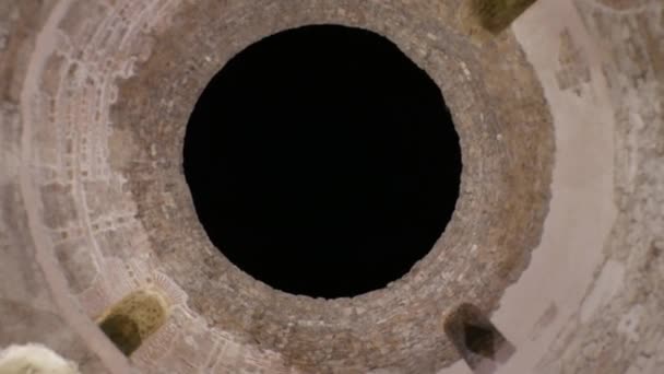 Open koepel in de nacht in de beroemde paleis van Diocletianus in Split, Croatia - Video