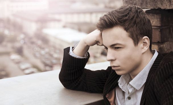 Zamyšlený teenagera, sedí na střeše domu - Fotografie, Obrázek