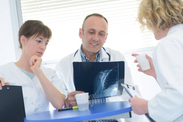 medici che esaminano una radiografia durante una pausa caffè
 - Foto, immagini