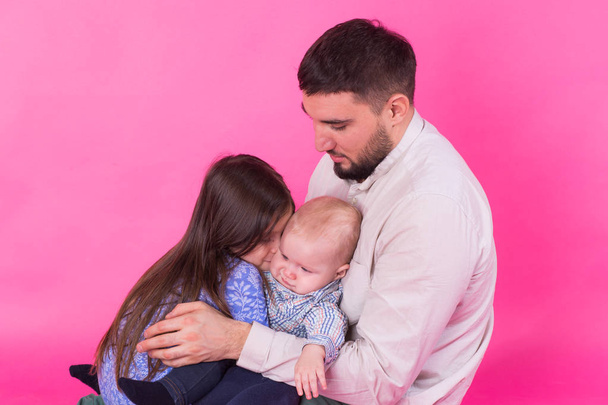 yakışıklı baba küçük kızı ve bebek oğlu, pembe arka plan taşıyan - Fotoğraf, Görsel
