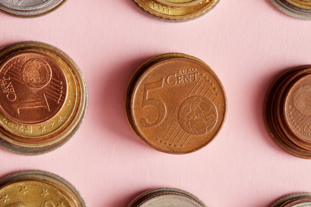 pohled shora zásobníků různých mincí na růžové - Fotografie, Obrázek
