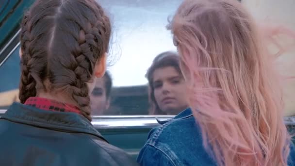 két lány nézni a gondolkodás, a retro autó ablak - Felvétel, videó
