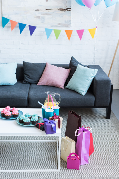 balloons and gift boxes in room, baby-party concept - Foto, afbeelding