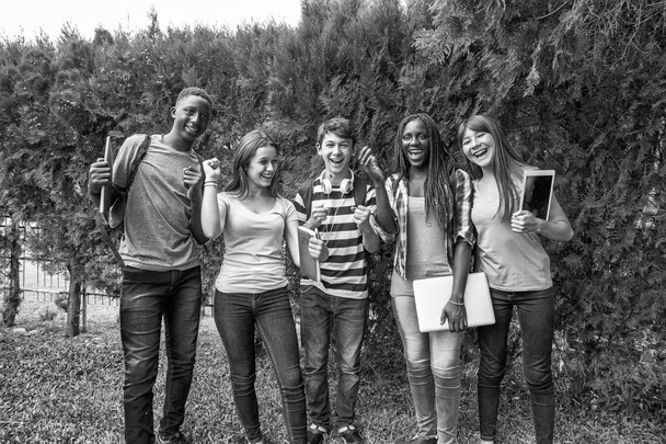 Karışık ırklar mutlu bahçede açık gülümseyen bir grup. - Fotoğraf, Görsel