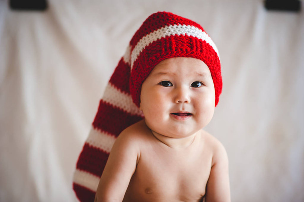 Портрет азиатского ребенка в шляпе эльфа на белом фоне
 - Фото, изображение