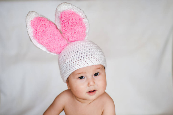 Портрет азіатських дитиною в капелюсі з кролячі вуха на білому тлі - Фото, зображення