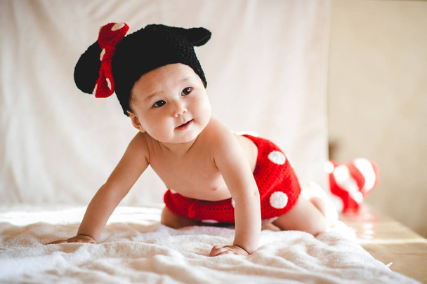 Портрет азіатських дитини в шапка з вухами миші на білому тлі - Фото, зображення