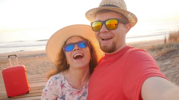 Happy podróży para biorąc selfie na telefon na plaży - Materiał filmowy, wideo