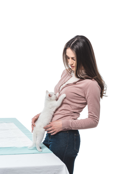 молода жінка з чарівною кошеням ізольована на білому тлі
 - Фото, зображення