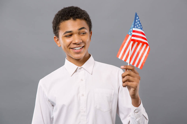 Радісною патріотичного чоловік дивиться на США прапор - Фото, зображення