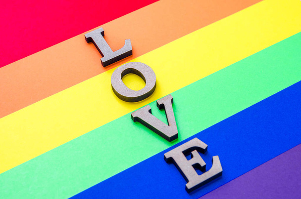 単語 Lgbt 権利レズビアン ゲイ バイセクシュアル トランスジェンダーのカラフルな着色された paprers コンセプトに同性愛者の愛。虹の旗のシンボル. - 写真・画像