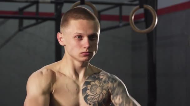Gros plan d'un jeune athlète tatoué en crossfit faisant de l'exercice avec une kettlebell
  - Séquence, vidéo