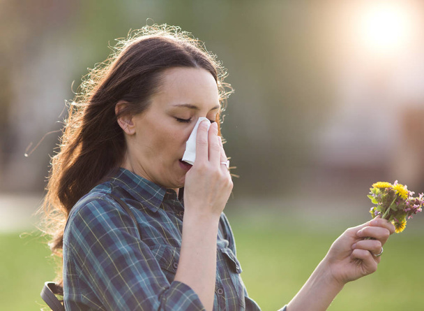 Kobieta o objawy alergii na pyłek wiosna - Zdjęcie, obraz