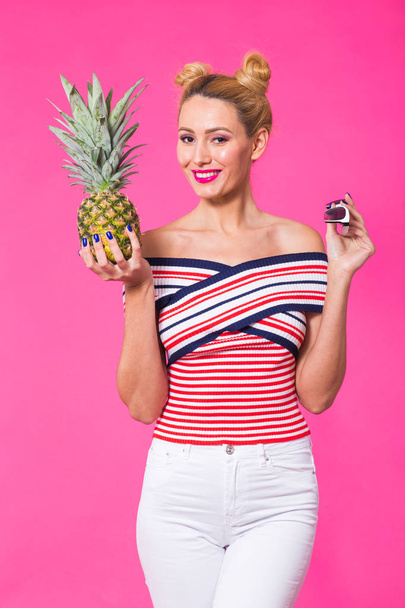 Mode portret grappige vrouw met ananas op roze achtergrond - Foto, afbeelding