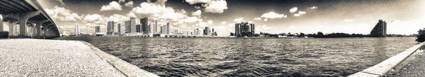 Панорамный вид на Майами с острова Джунгли
 - Фото, изображение