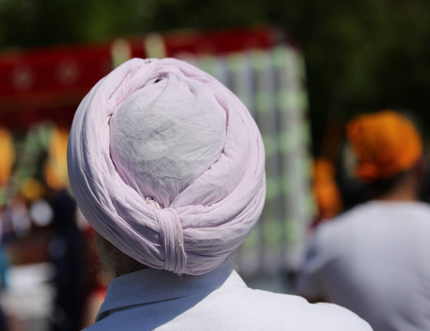Sikh hombre con turbante rosa durante el rito religioso y blanco ser
 - Foto, Imagen
