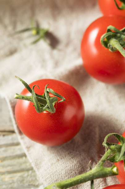 Red Organic Raw Tomatoes - Φωτογραφία, εικόνα
